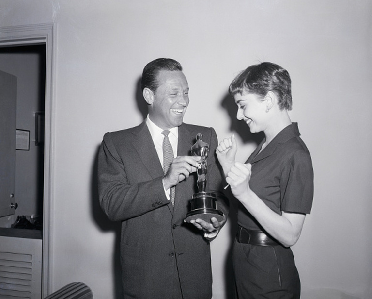 Audrey Hepburn Oscar NoWatermark