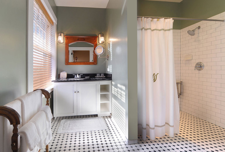 1906-Historic-Lodge-ADA--winchester-bathroom