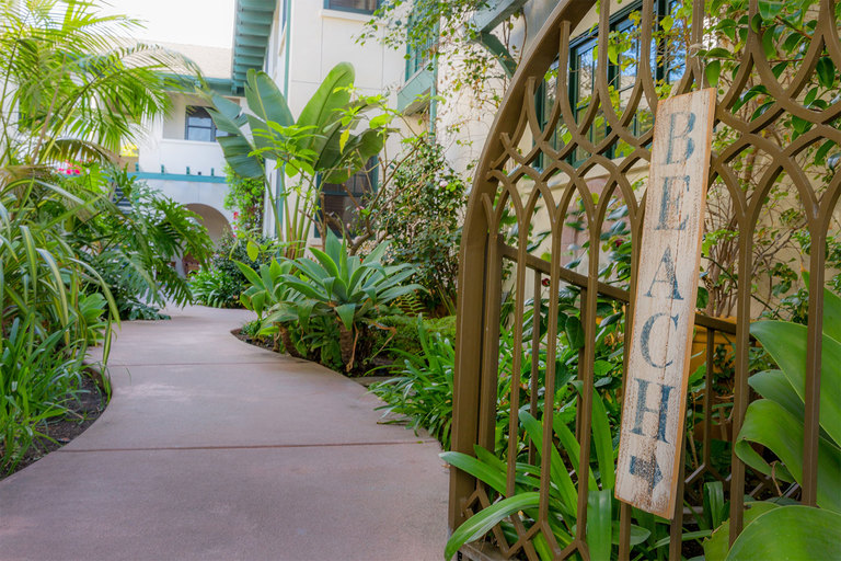 1906-Courtyard-Entrance-Beach