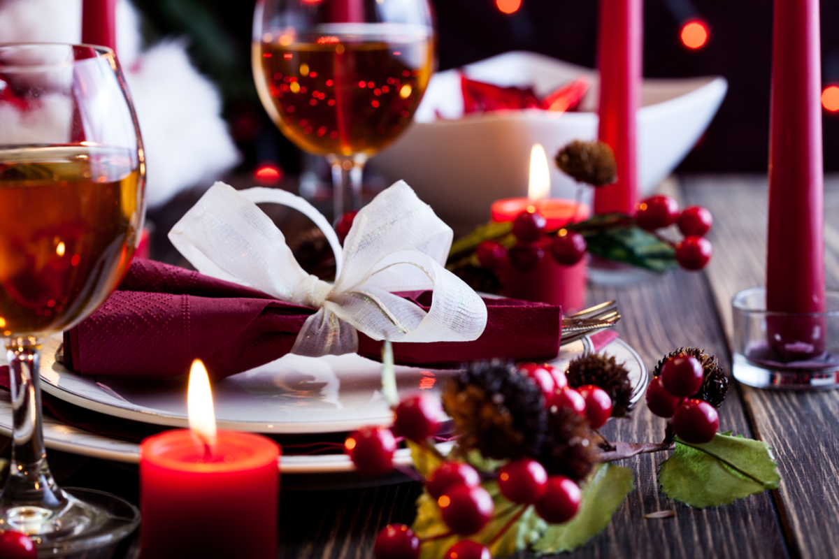 red-and-white-table-setting-holiday-party